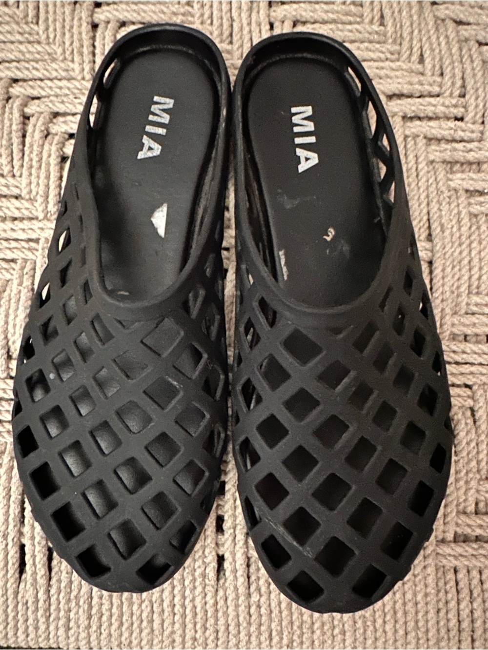 MIA Black jelly Lattice Cutout Slip-On flats